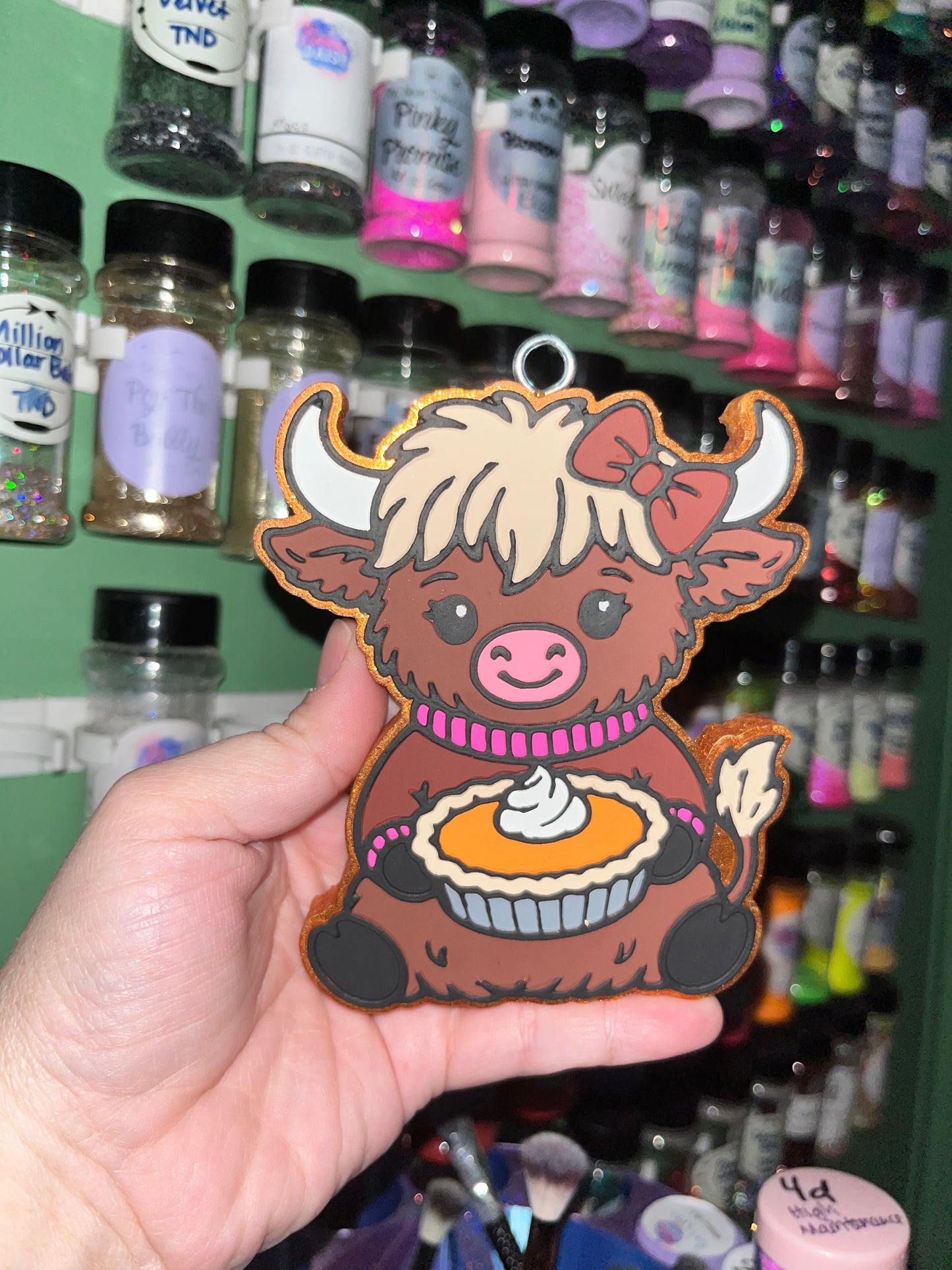 Highland Cow Holding Pie Freshie